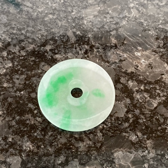 Circle jade pendant - Picture 3 of 5